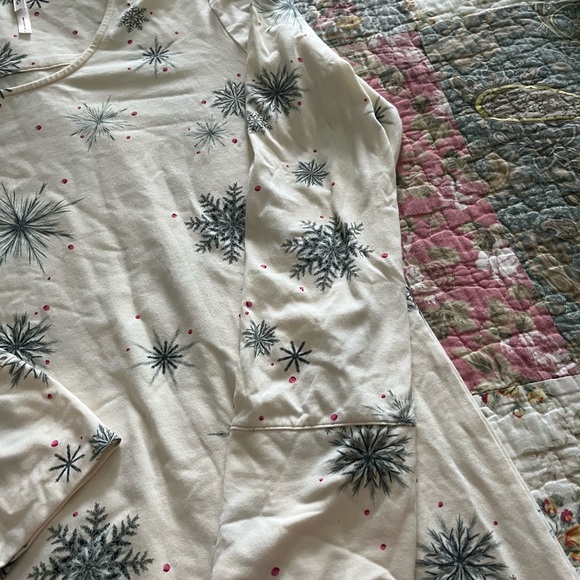 Soma Cream Long Sleeve nightgown with green snowflakes. New without tags - Picture 3 of 4